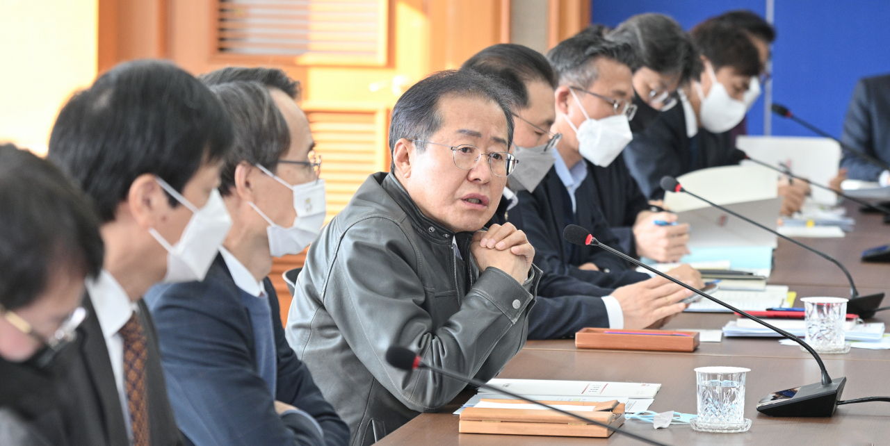 홍준표 대구시장이 20일 시청 산격청사 대회의실에서 간부회의를 주재하고 있다.[대구시 제공]