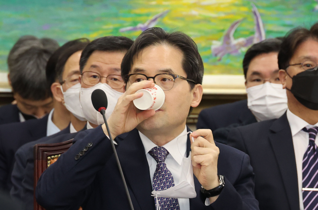 한기정 공정거래위원장이 20일 오전 서울 여의도 국회에서 열린 정무위원회 전체회의에서 물을 마시고 있다. [연합]