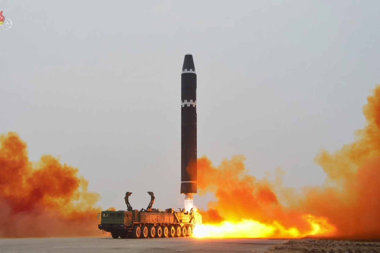 지난 18일 북한은 대륙간탄도미사일(ICBM) 화성-15형을 고각발사했다고 밝혔다. [연합, 조선중앙TV 화면]