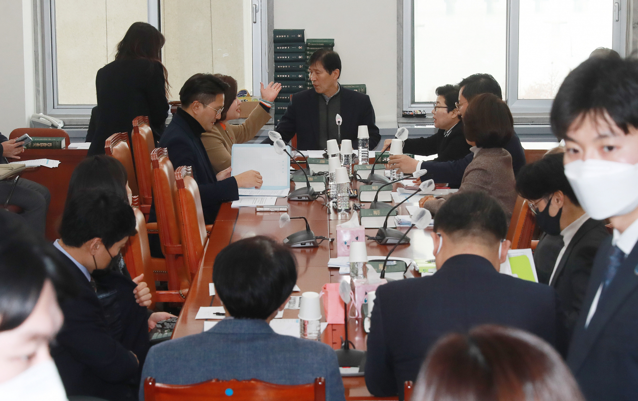 17일 오후 서울 여의도 국회에서 열린 환경노동위원회 안건조정위원회에서 이학영 위원장이 회의를 주재하고 있다. [연합]