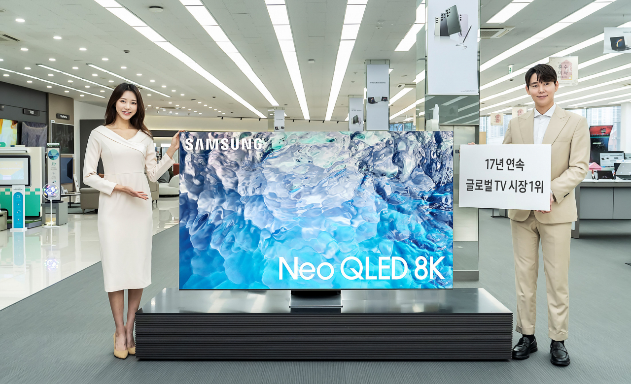 삼성전자 모델이 경기 용인시에 위치한 삼성 디지털프라자 수원본점에서 17년 연속 글로벌 TV 시장 1위를 달성한 삼성전자의 네오 QLED 제품을 선보이고 있다.[삼성전자 제공]