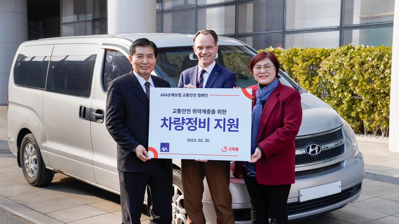 기욤 미라보 AXA손해보험 대표이사가 지난 20일 서울 용산구 악사손보 본사에서 교통 취약계층을 위한 차량점검 및 유지보수 지원을 위한 전달식을 열고 임승택 굿피플 국장(왼쪽), 조성애 바오로교실재활센터 원장(오른쪽)과 기념사진을 촬영하고 있다. [악사손보 제공]