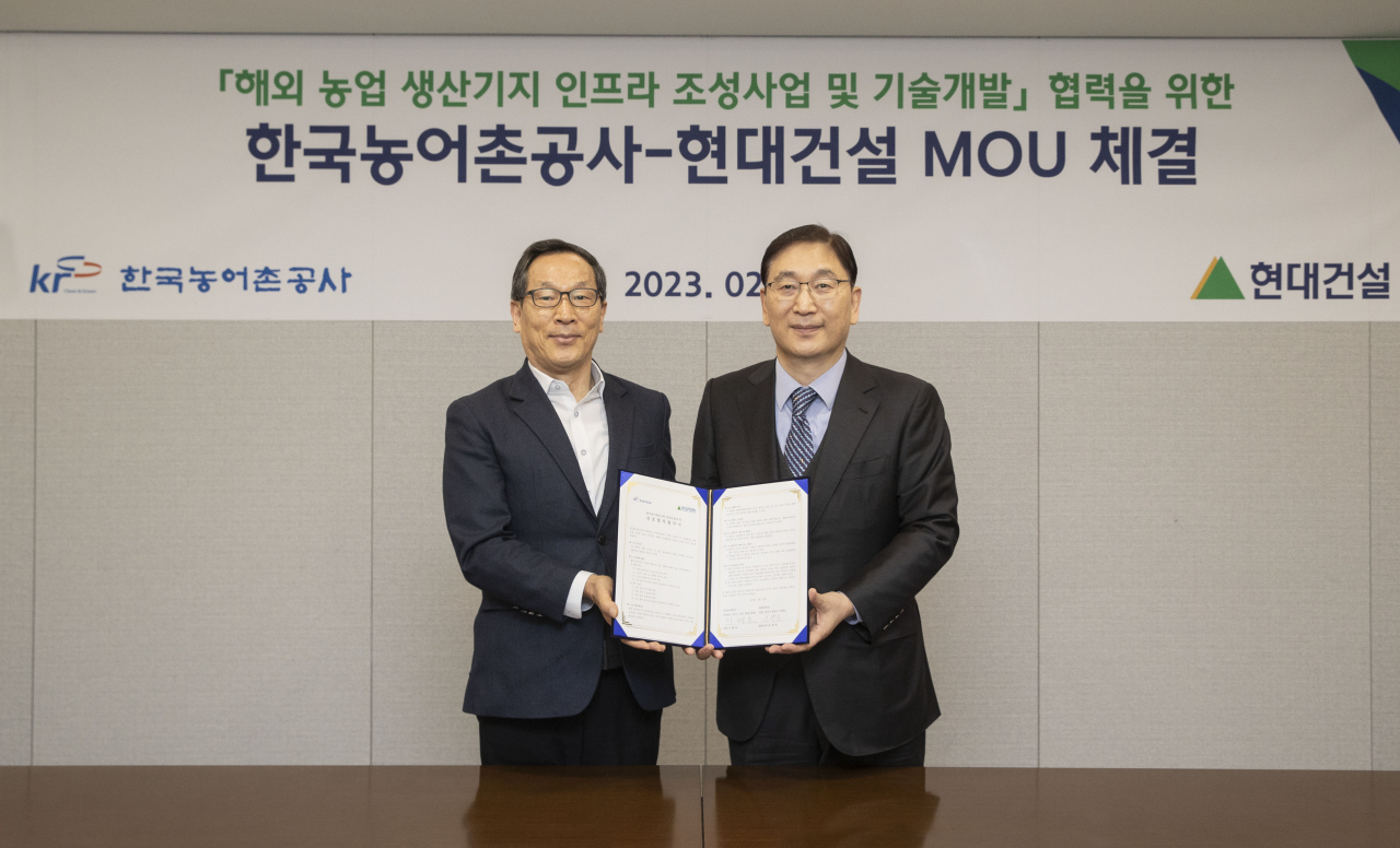 현대건설은 서울 종로구 계동에 위치한 현대건설 본사에서 한국농어촌공사와 ‘스마트 농업 기반 조성 및 해외진출을 위한 전략적 업무협약(MOU)‘을 체결했다. 이날 서명식은 현대건설 윤영준 사장(오른쪽), 한국농어촌공사 이병호 사장(왼쪽)이 참석한 가운데 이뤄졌다. [현대건설]