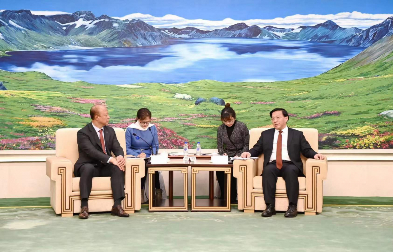 허철호(왼쪽) KGC인삼공사 대표이사와 한쥔 길림성장이 인홍삼 사업 관련 전략적 협력을 위한 회담을 하고 있다. [KGC인삼공사 제공]