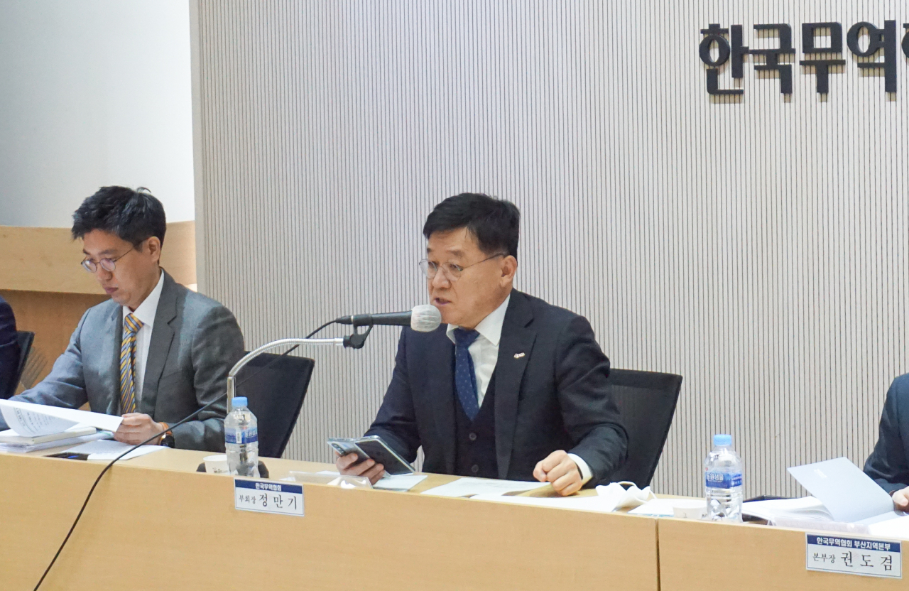 수출 확대를 위한 부산·울산·경남 무역업계와의 간담회'에서 정만기 무협 부회장이 모두발언을 하고 있다. [무협 제공]