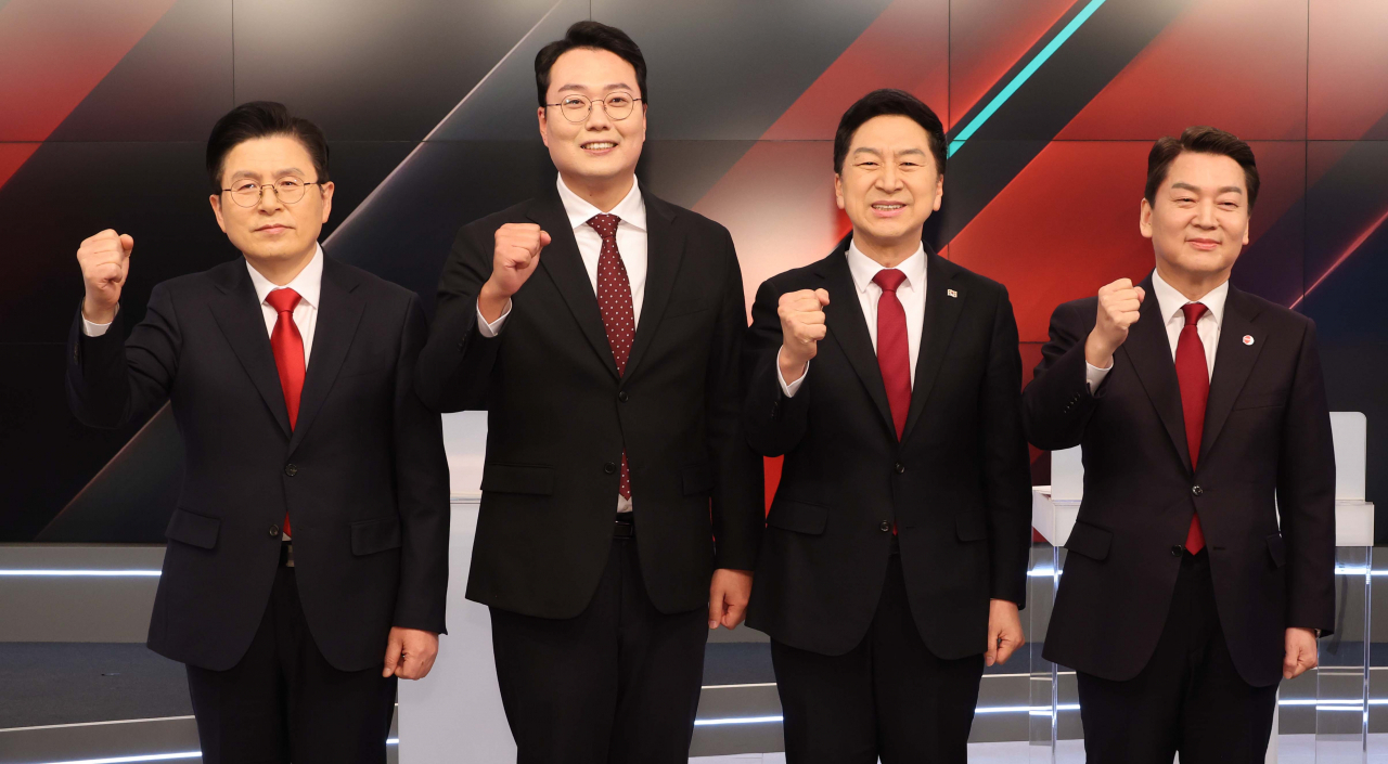 국민의힘 당 대표 경선 후보들이 20일 서울 중구 MBN 스튜디오에서 열린 TV토론에 앞서 기념촬영을 하고 있다. 왼쪽부터 황교안, 천하람, 김기현, 안철수 후보. [연합]
