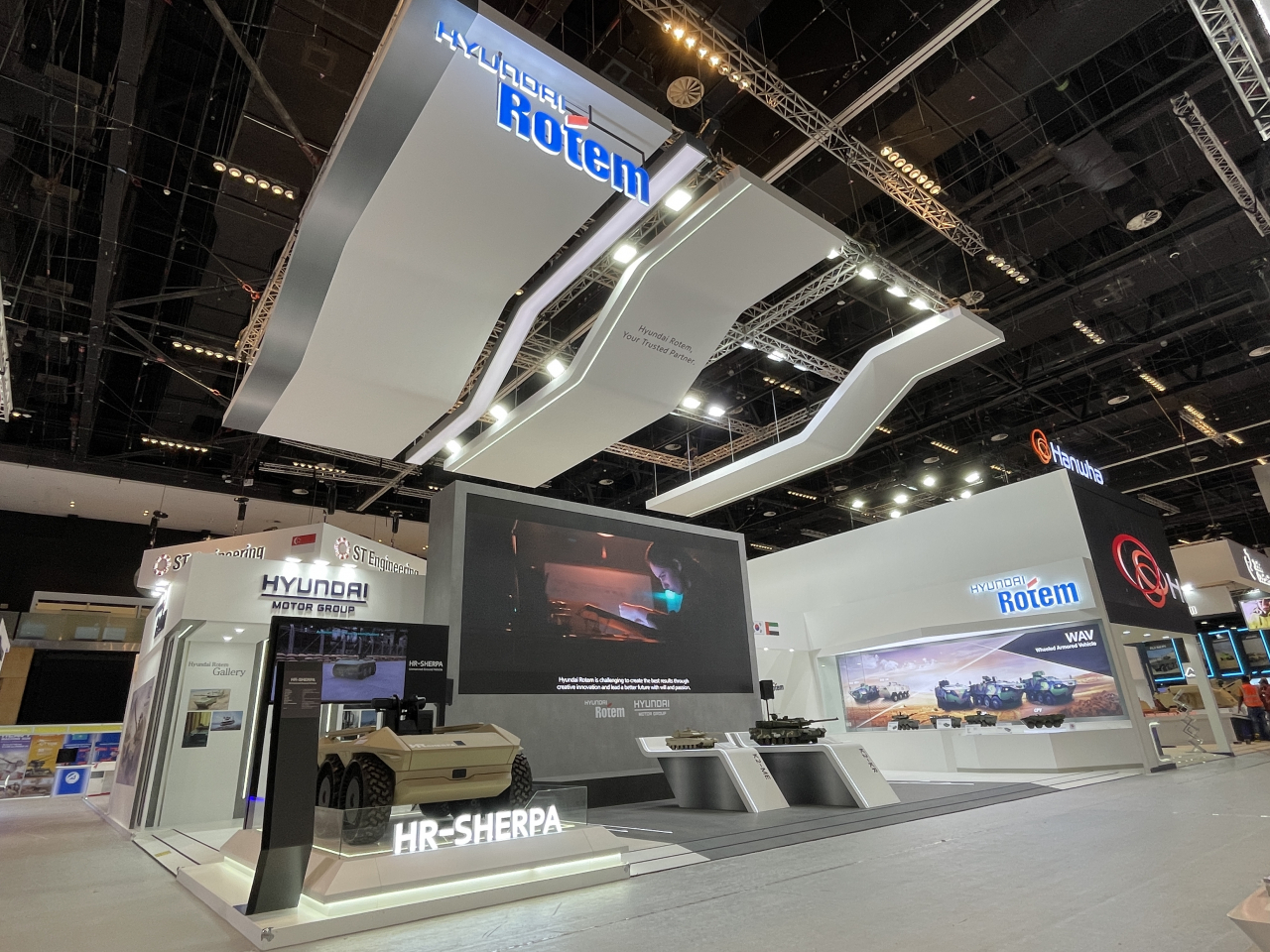 IDEX 2023에 참가한 현대로템 전시관. [현대로템 제공]