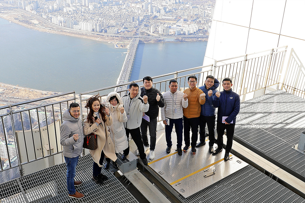 P&D 베트남 직원들이 롯데월드타워 랜턴(최상부)에서 기념 촬영하고 있다. [롯데물산 제공]