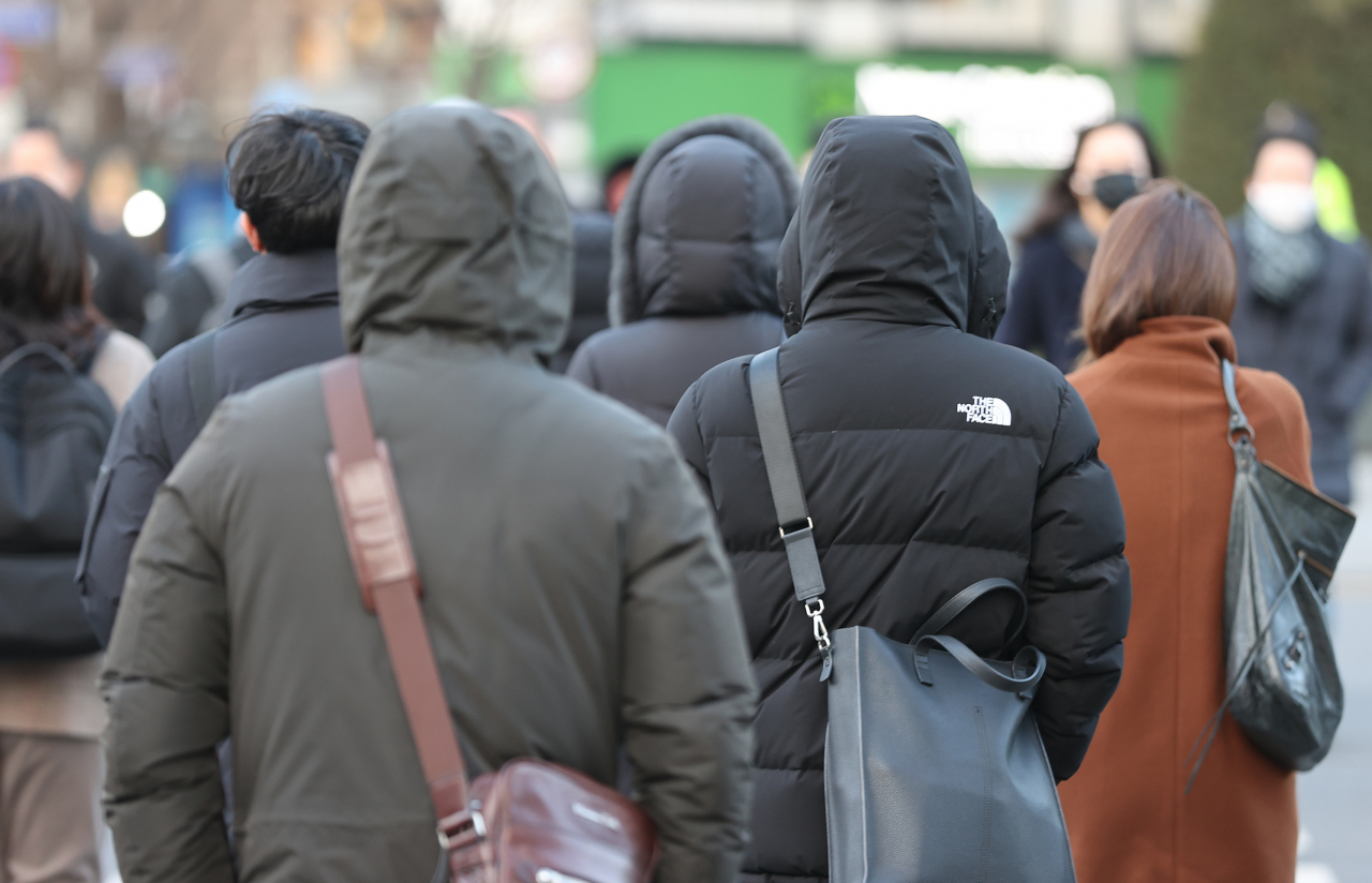 지난 20일 오전 서울 광화문네거리에서 시민들이 횡단보도를 건너고 있다. [연합]