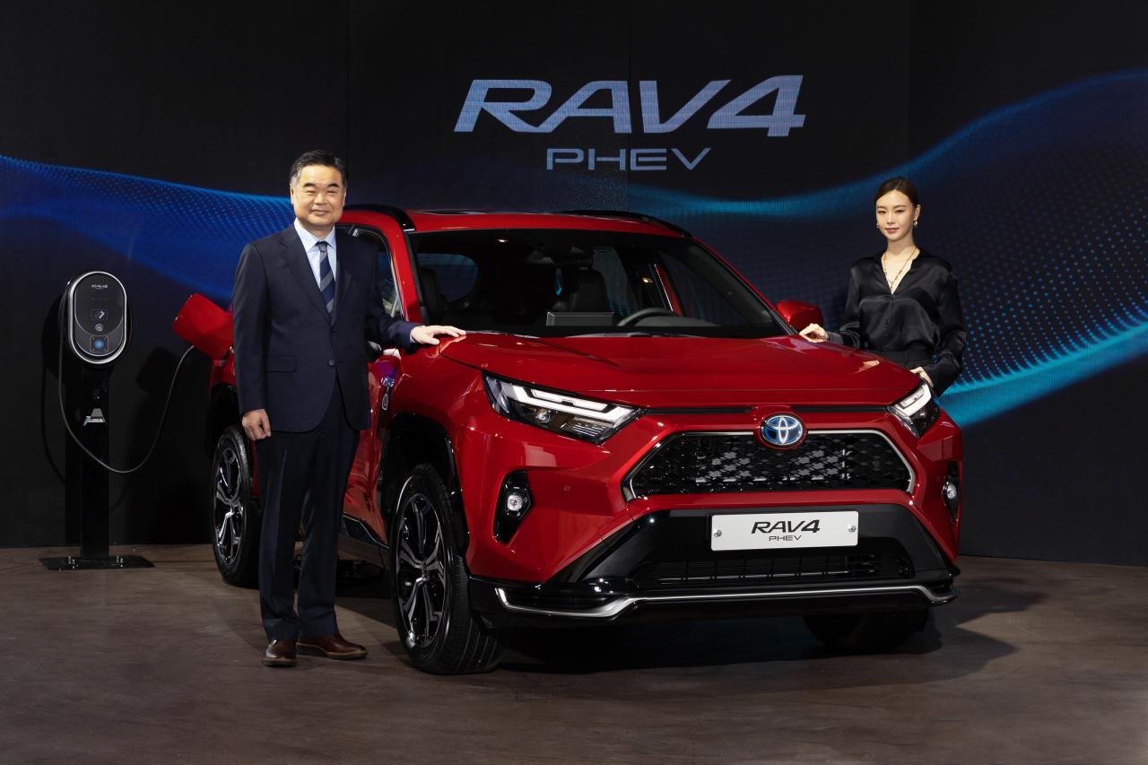 콘야마 마나부(왼쪽) 토요타코리아 대표이사 사장과 RAV4 플러그인 하이브리드(PHEV). [토요타 제공]