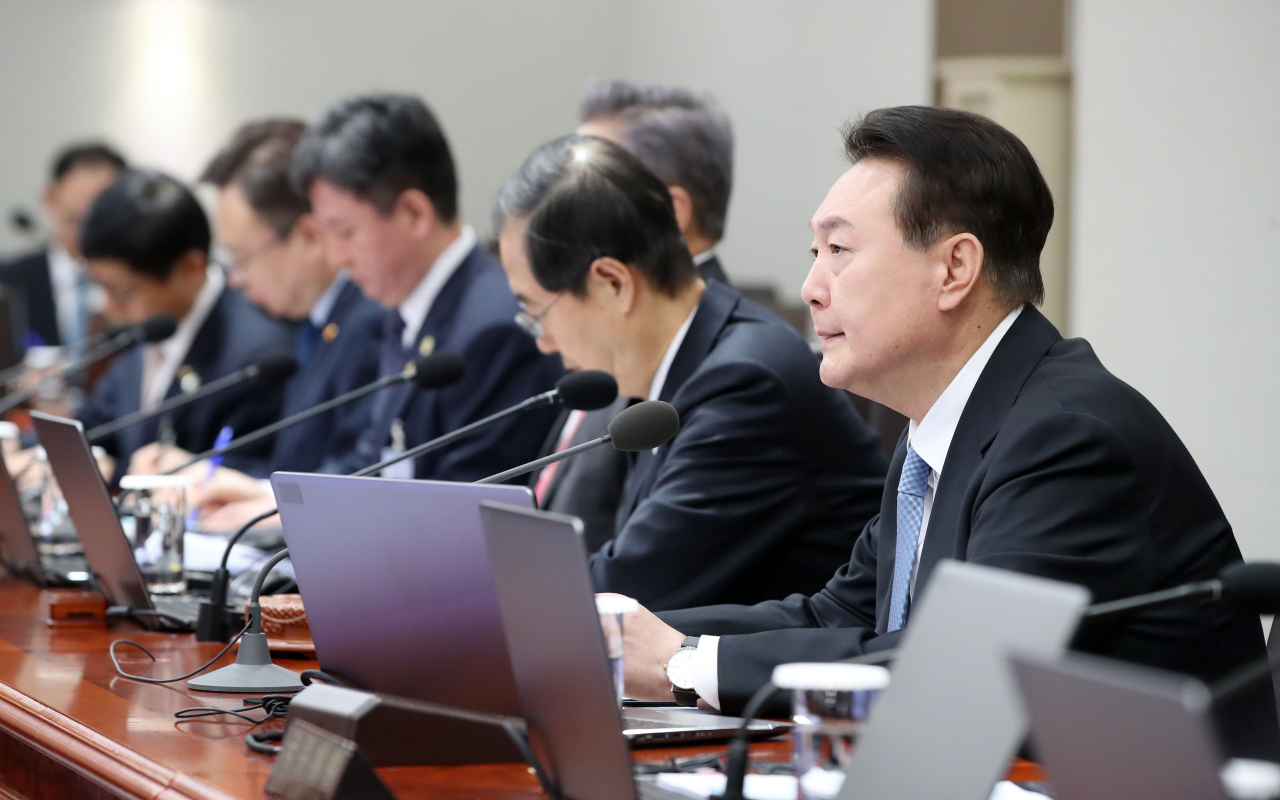 윤석열 대통령이 21일 서울 용산 대통령실 청사에서 열린 국무회의에서 발언하고 있다. [연합]
