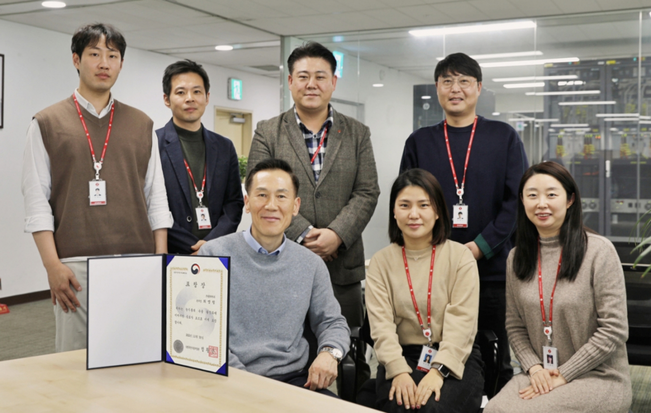 농림축산식품부 장관 표창을 수상한 롯데제과의 최명림(아랫줄 왼쪽) 글로벌사업본부장(전무)과 캔햄 수출을 담당하는 글로벌푸드팀. [롯데제과 제공]
