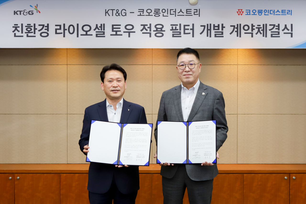KT&G는 20일 코오롱인더스트리와 친환경 라이오셀 토우 적용 담배필터 공동개발 계약체결식을 진행했다. 김진한(왼쪽) KT&G 전략기획본부장과 윤광복 코오롱인더스트리 경영지원본부장.[KT&G 제공]