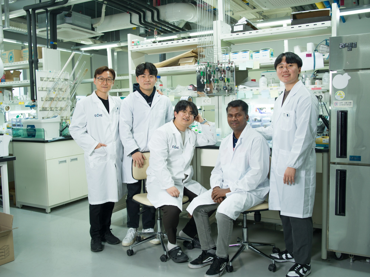 왼쪽부터 권영국 교수, 권선택 연구원, 공태훈 연구원, 판디아라잔 탄가벨 박사, 이호정 연구원.[UNIST 제공]