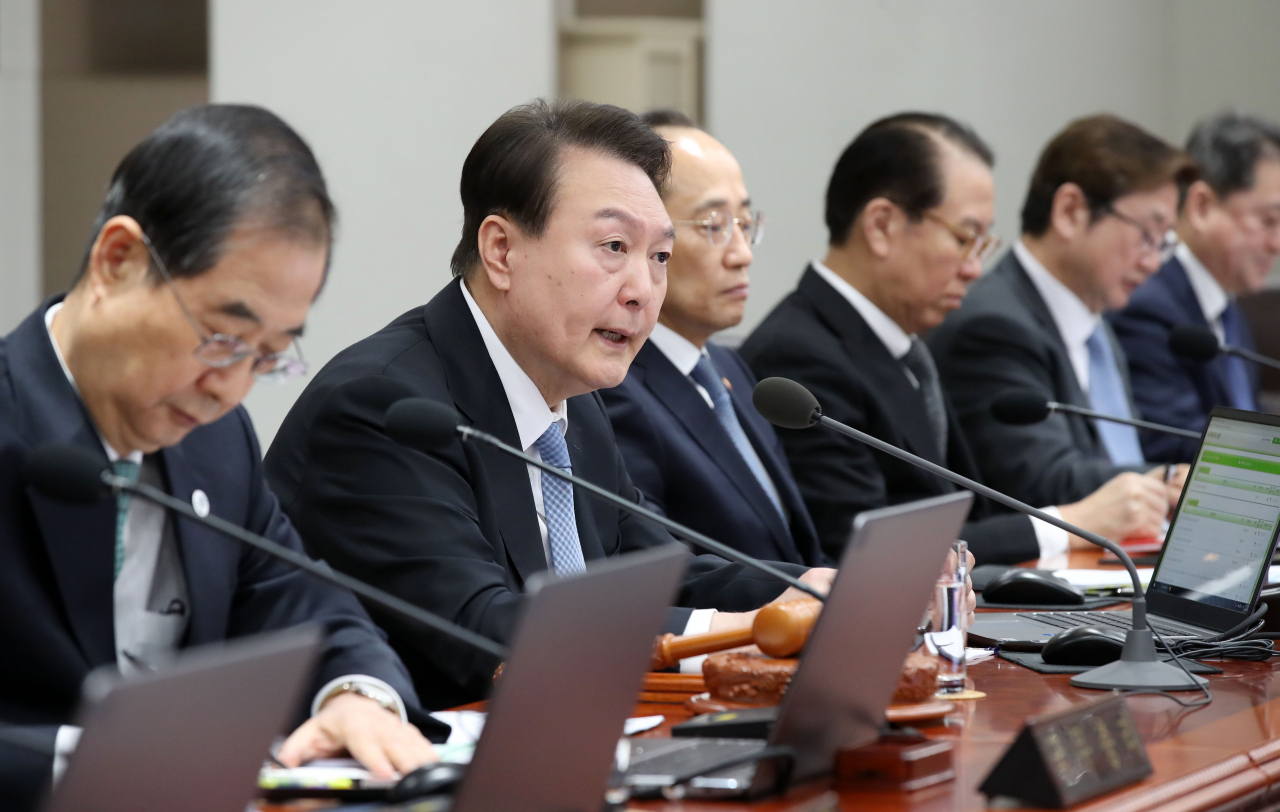 윤석열 대통령이 21일 서울 용산 대통령실 청사에서 열린 국무회의에서 발언하고 있다. [연합]