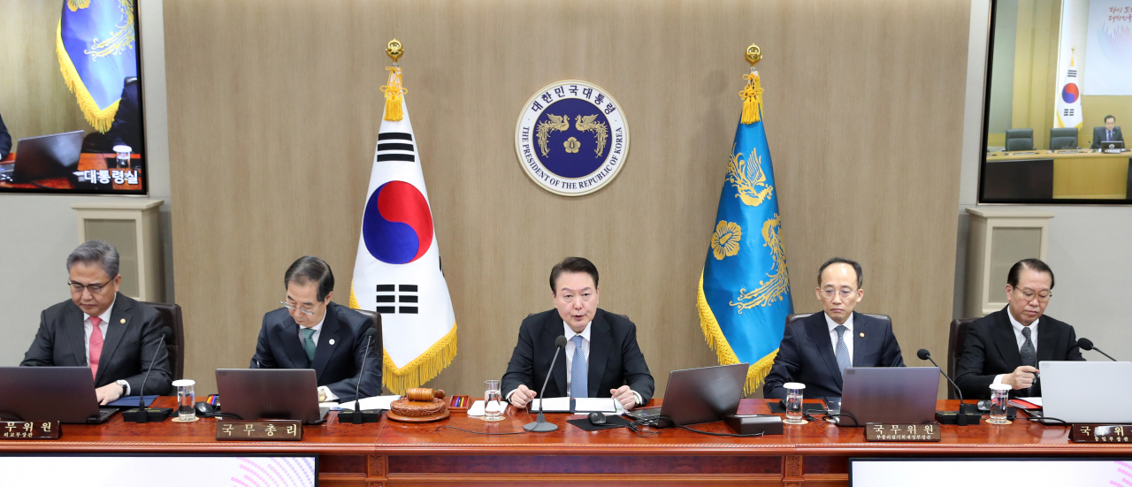 윤석열 대통령이 21일 서울 용산 대통령실 청사에서 열린 국무회의에서 발언하고 있다. [연합]