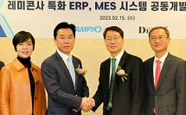 이경태 삼표그룹 경영관리본부장(왼쪽 두번째)이 선은두 디포커스 대표(오른쪽 두번째)와 레미콘 특화 ERP, MES 개발 협약을 하고 있다. [삼표 제공]]