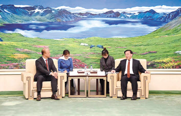 허철호(왼쪽) KGC인삼공사 대표이사와 한쥔 길림성장이 인홍삼 사업 관련 전략적 협력을 위한 회담을 하고 있다. [KGC인삼공사 제공]