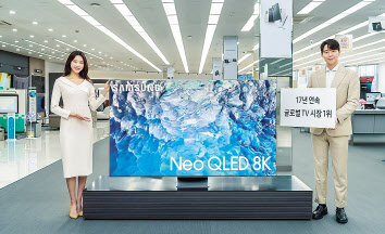 삼성전자 모델이 경기 용인 삼성 디지털프라자 수원본점에서 17년 연속 글로벌 TV 시장 1위를 달성한 TV 제품들을 선보이고 있다. [삼성전자 제공]