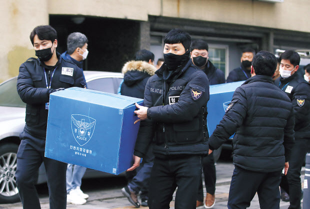 현장근로자(흰색 안전모)가 작업장으로 진입하는 것을 노조가 공사현장을 점거하고 작업장 출입저지하는 모습(위쪽). 지난 2일 오전 인천시 부평구 민주노총 건설노조 경인본부 사무실에서 경찰이 압수수색을 마친 뒤 압수물이 든 상자를 들고 이동하고 있다. [국토교통부·연합 제공]