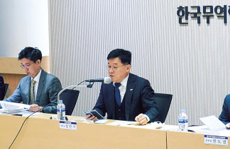 수출 확대를 위한 부산·울산·경남 무역업계와의 간담회‘에서 정만기 무협 부회장이 모두발언을 하고 있다. [무협 제공]