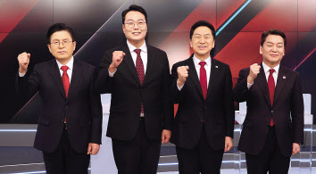 국민의힘 당 대표 경선 후보들이 20일 서울 중구 MBN 스튜디오에서 열린 TV토론에 앞서 기념촬영을 하고 있다. 왼쪽부터 황교안, 천하람, 김기현, 안철수 후보. [연합]