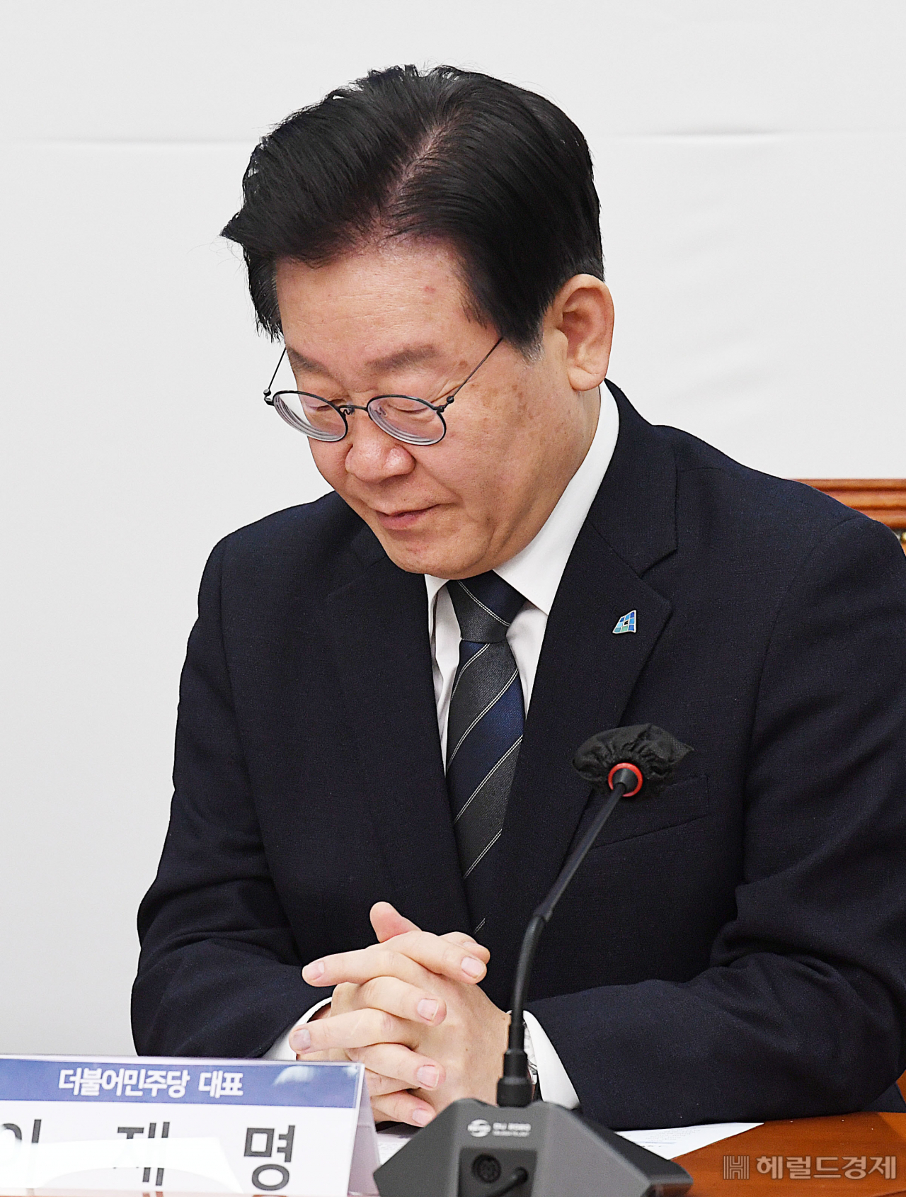 더불어민주당 이재명 대표가 21일 서울 여의도 국회에서 열린 경제위기대응센터 출범식 및 제막식에서 생각에 잠겨 있다. 이상섭 기자