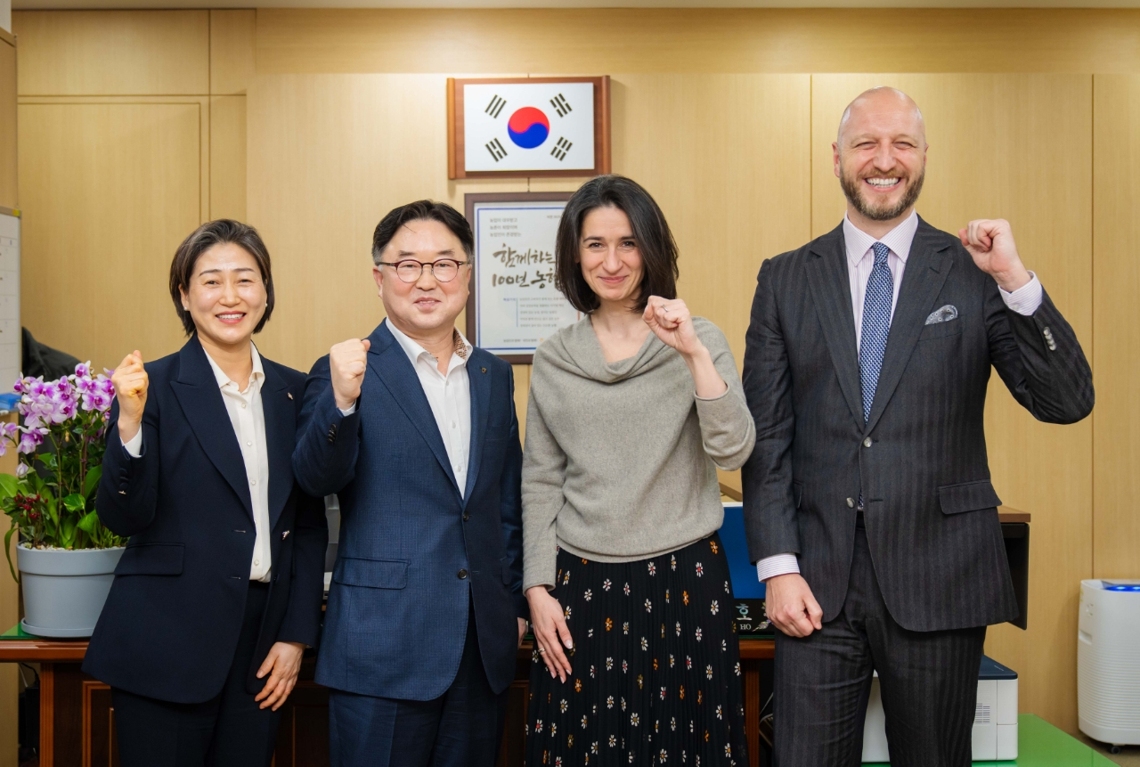 지난 20일 서울 중구 농협은행 본사에서 관계자들이 기념 촬영을 하고 있다. 왼쪽부터 고은정 외환사업부장, 이연호 부행장, 엘비라 크루거 ING은행 글로벌 무역금융 부문 대표, 프레데릭 라들렛 ING은행 아시아지역 금융기관 무역대표.[NH농협은행 제공]