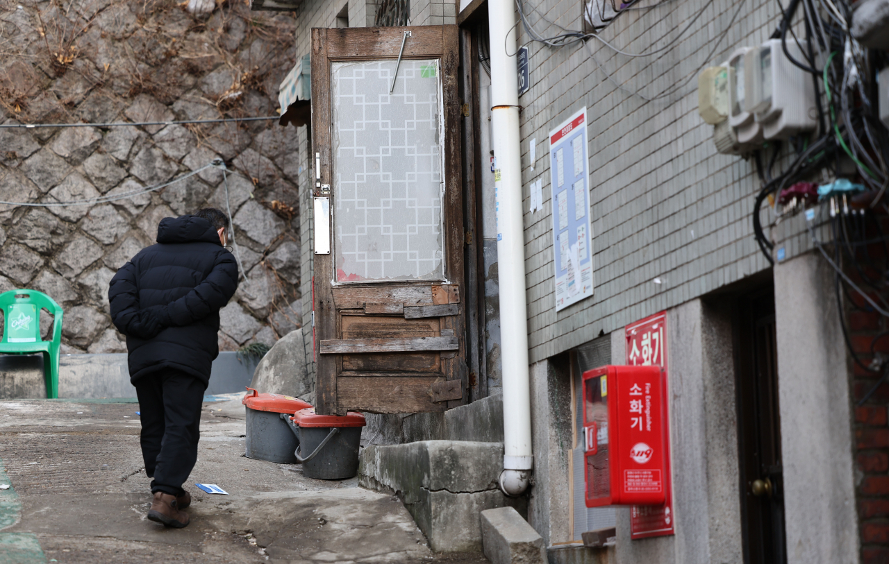 정부가 '난방비 폭탄'으로 어려움을 겪는 모든 기초생활수급자와 차상위 계층에 올겨울 난방비를 지원하기로 한 1일 서울 중구의 한 쪽방촌 모습. [연합]