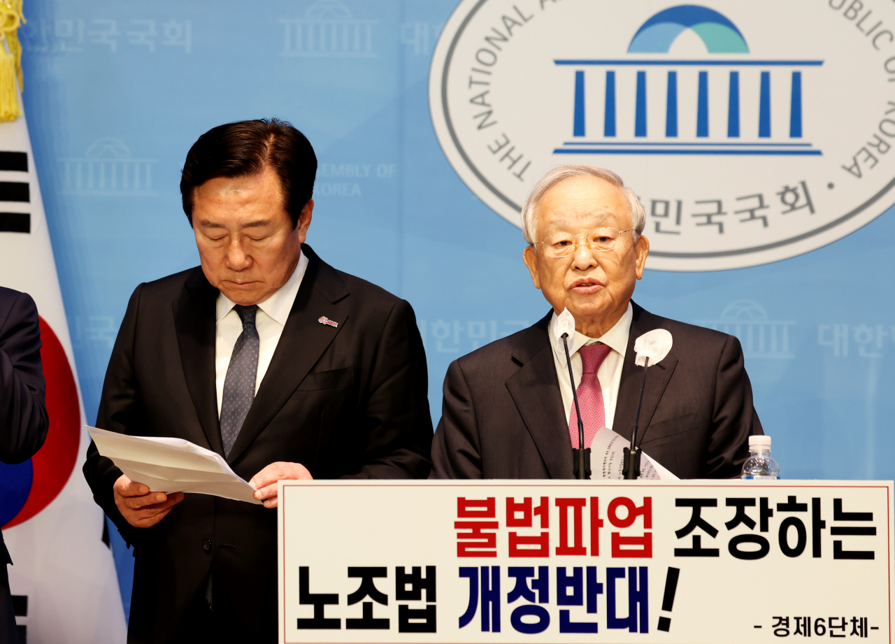 손경식(오른쪽) 한국경영자총협회 회장이 지난 20일 국회 소통관에서 열린 경제6단체의 ‘노동조합법 개정안 심의 중단 촉구’ 기자회견에서 성명을 발표하고 있다. [경총 제공]