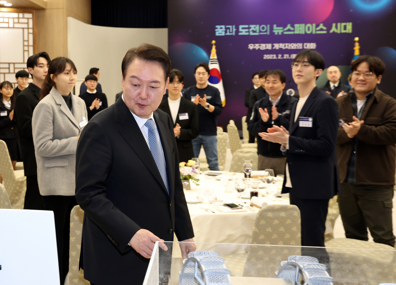 윤석열 대통령이 21일 서울 용산 대통령실 청사에서 열린 ‘꿈과 도전의 뉴스페이스 시대, 우주경제 개척자와의 대화’에 입장하고 있다. 윤 대통령은 이날 우주 분야 창업기업 및 투자사 관계자, 연구원, 학생 등 우주경제를 선도하고 있는 40여 명의 우주개척자들을 초청해 오찬 간담회를 함께 하며 격려했다. [연합]