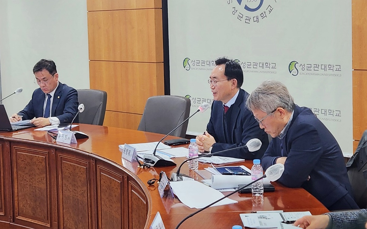 교육부 주관 지역 인재양성 포럼에 참석해 주제 발표를 하고 있는 윤병태나주시장(가운데)