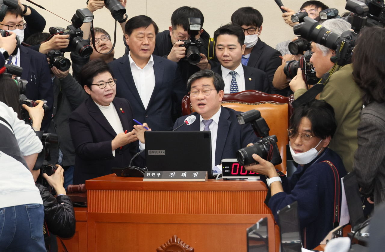 환노위 여당 간사인 임이자(왼쪽) 의원 등 국민의힘 위원들이 21일 오전 열린 국회 환경노동위원회 전체회의에서 노란봉투법으로 불리는 노동조합법 2·3조 개정안 상정에 항의하며 퇴장하고 있다. [연합]