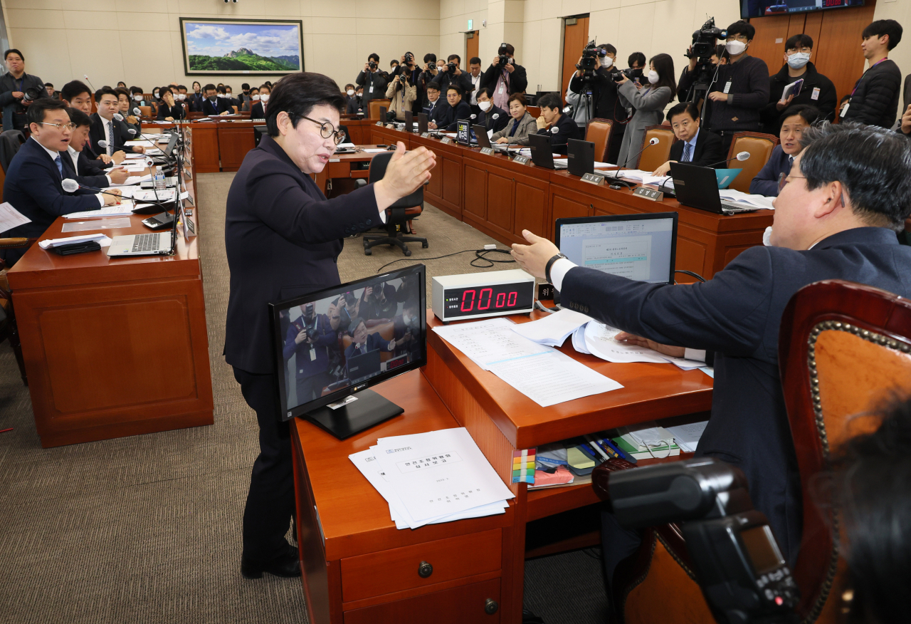 국민의힘 임이자 의원이 21일 오전 열린 국회 환경노동위원회 전체회의에서 '노란봉투법'으로 불리는 노동조합법 2·3조 개정안 상정에 앞서 전해철 위원장에게 의사진행 발언을 요청하고 있다. [연합]