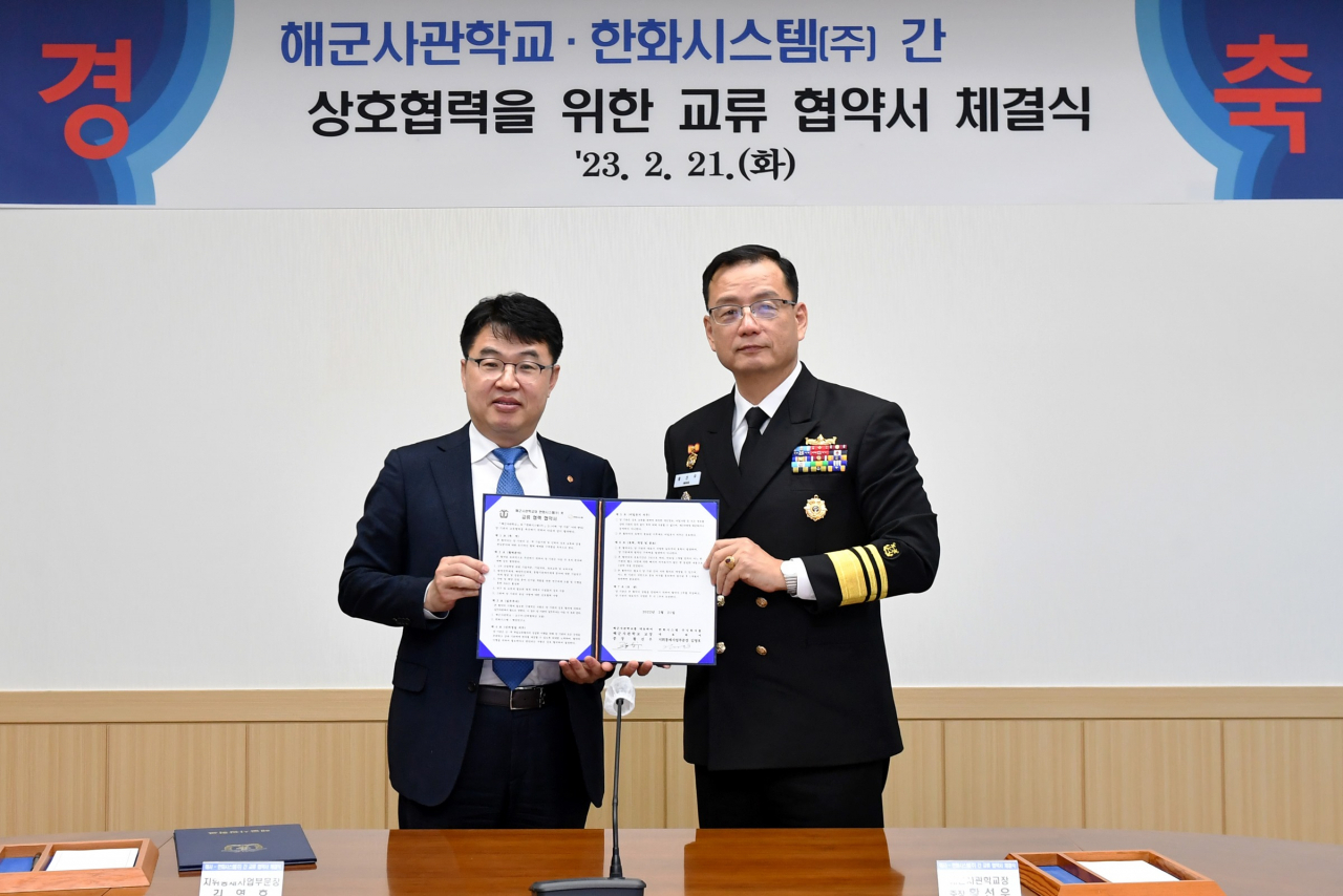 한화시스템이 21일 경상남도 창원 해군사관학교 교정에서 국방 및 해양 신사업 연구개발을 위한 산학협력 업무협약을 체결했다.[한화시스템 제공]