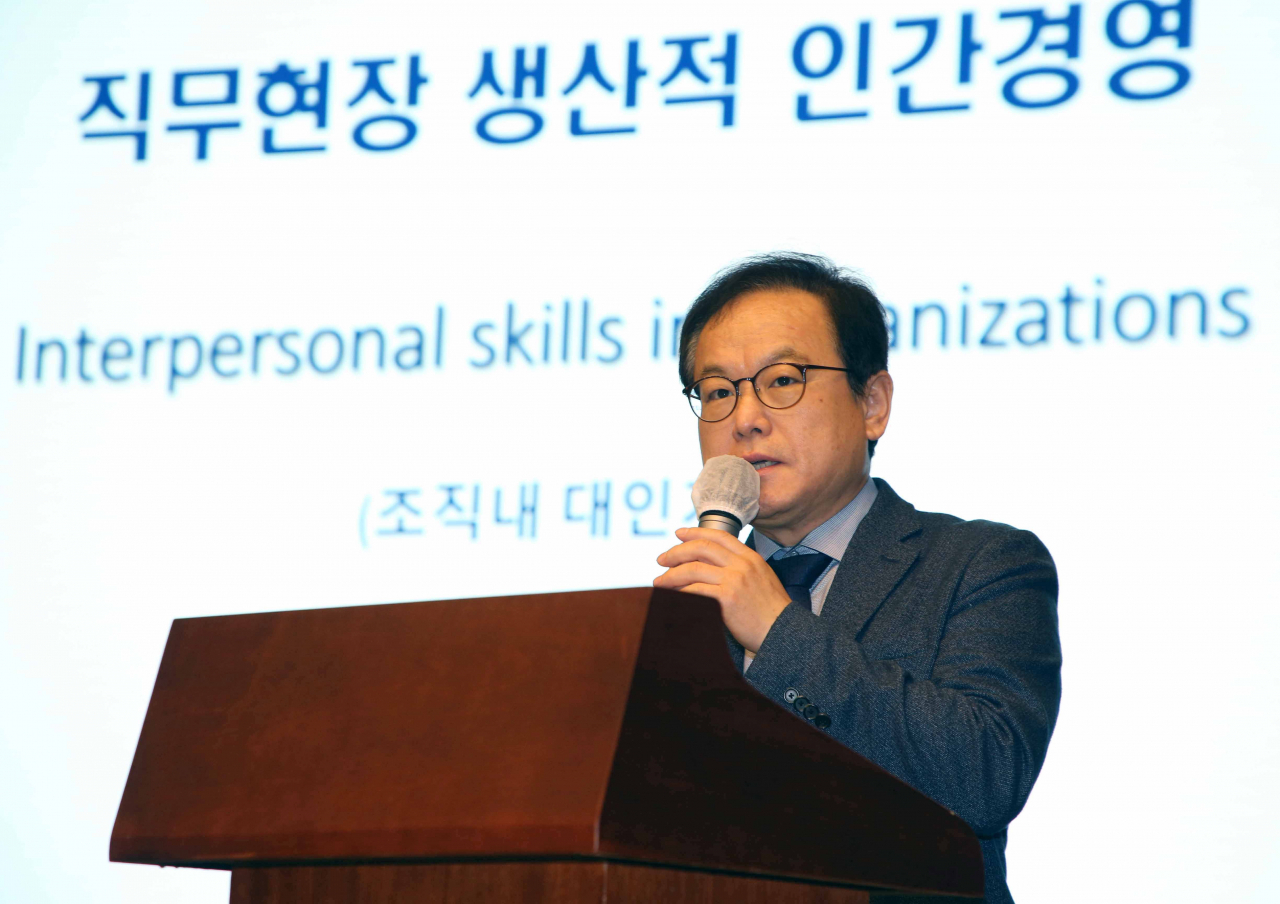 김승호 인사혁신처장이 지난 10일 경기 성남시 세종연구소에서 국가 전략연수 과정 교육생을 대상으로 ‘대인관계기법’ 특강을 하고 있다. [연합]