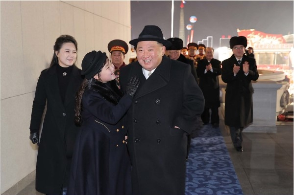 열병식 현장에서 찍힌 김정은 가족 [북한 외국문출판사=연합]