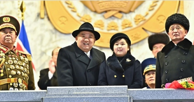 열병식 때 주석단에 선 김정은 국무위원장과 딸 김주애. [북한 외국문출판사 사진첩=연합]