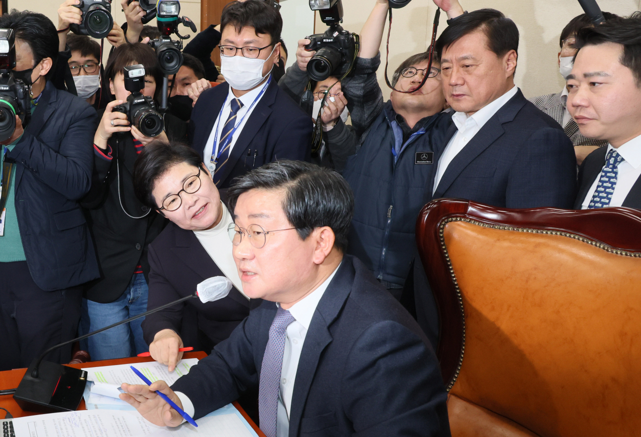 임이자 환노위 여당 간사 등 국민의힘 위원들이 21일 오전 열린 국회 환경노동위원회 전체회의에서 노동조합법 2·3조 개정안 상정에 맞서 퇴장하며 전해철 위원장에게 항의하고 있다. [연합]