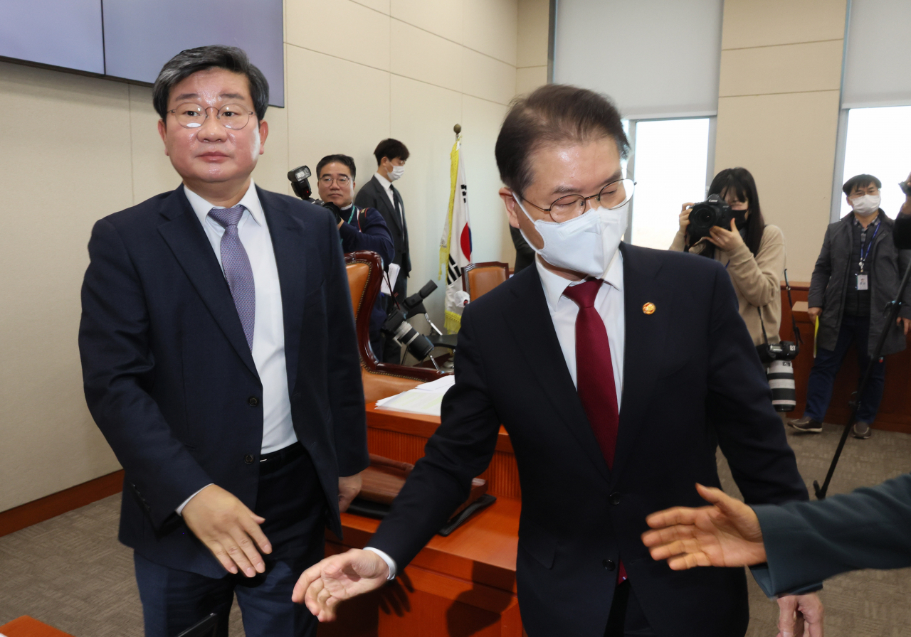 이정식 고용노동부 장관이 21일 오전 열린 국회 환경노동위원회 전체회의 산회 뒤 전해철 위원장을 찾아 인사한 뒤 발걸음을 돌리고 있다. [연합]