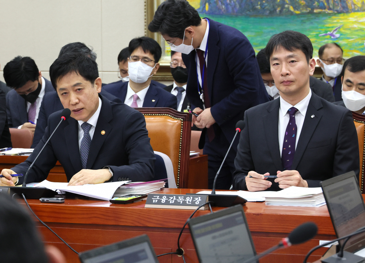 김주현 금융위원장이 21일 오전 열린 국회 정무위원회 전체회의에서 의원질의에 답변하고 있다. 오른쪽은 이복현 금감원장. [연합]