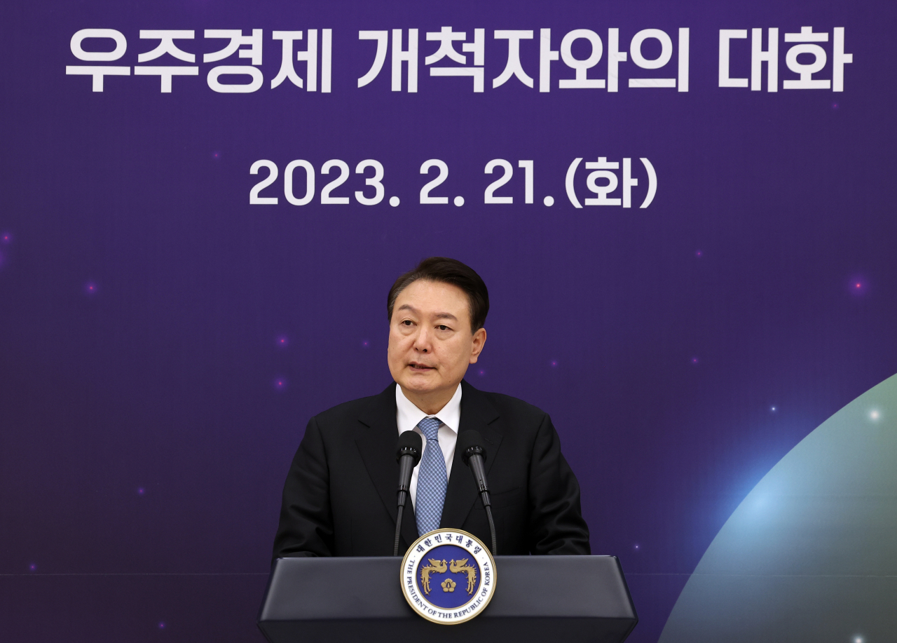 윤석열 대통령이 21일 서울 용산 대통령실 청사에서 열린 '꿈과 도전의 뉴스페이스 시대, 우주경제 개척자와의 대화'에서 발언하고 있다. 윤 대통령은 이날 우주 분야 창업기업 및 투자사 관계자, 연구원, 학생 등 우주경제를 선도하고 있는 40여 명의 우주개척자들을 초청해 오찬 간담회를 함께 하며 격려했다. [연합]