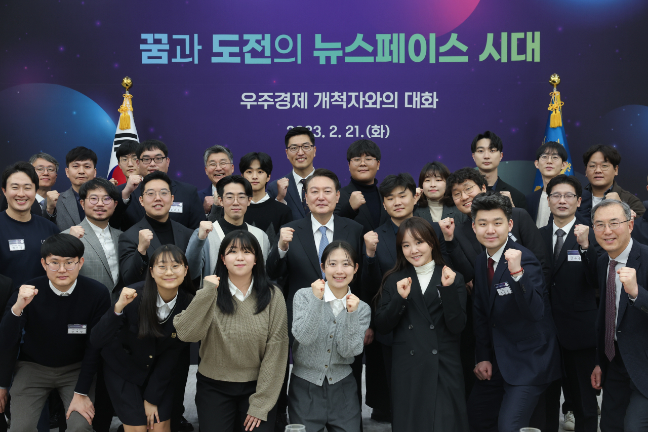 윤석열 대통령이 21일 서울 용산 대통령실 청사에서 열린 '꿈과 도전의 뉴스페이스 시대, 우주경제 개척자와의 대화'에서 참석자들과 기념촬영을 하고 있다. 윤 대통령은 이날 우주 분야 창업기업 및 투자사 관계자, 연구원, 학생 등 우주경제를 선도하고 있는 40여 명의 우주개척자들을 초청해 오찬 간담회를 함께 하며 격려했다. [연합]