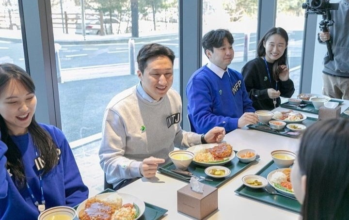 정기선 HD현대 CEO가 한국조선해양 신입사원과 대화를 하고 있다. [HD현대 인스타그램 캡처]