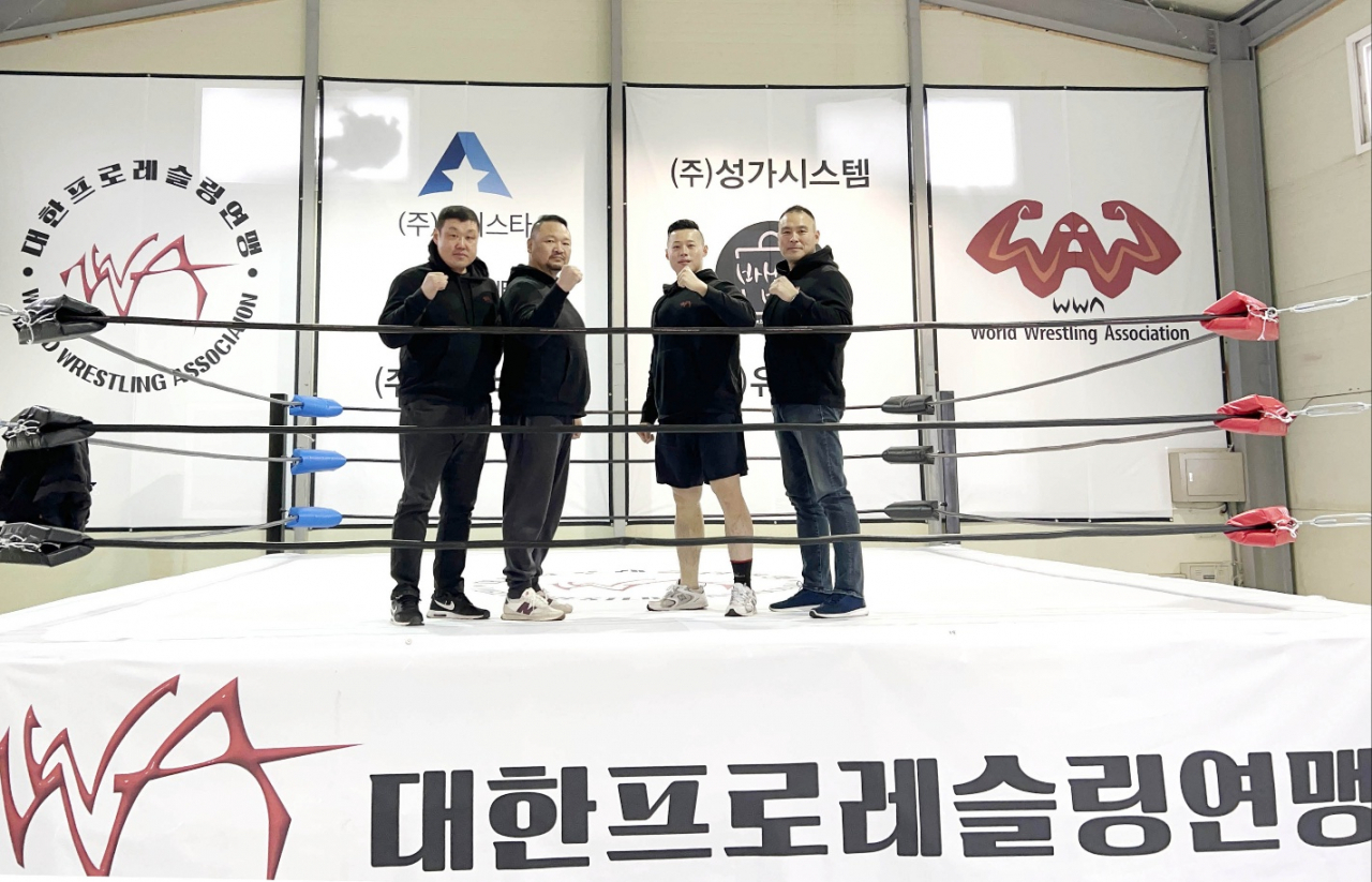 김포에 들어선 WWA 오피셜 짐. 김종왕, 홍상진 대표, 김민호, 김갑주 주축 4인방이 링에 올라 파이팅포즈를 취하고 있다. [WWA 제공]