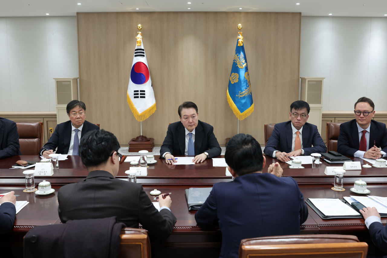 윤석열 대통령이 21일 서울 용산 대통령실 청사에서 한동훈 법무부·원희룡 국토부 장관, 윤희근 경찰청장, 권기섭 노동부 차관 등으로부터 건설현장 폭력 현황과 실태를 보고받고 있다. [연합]