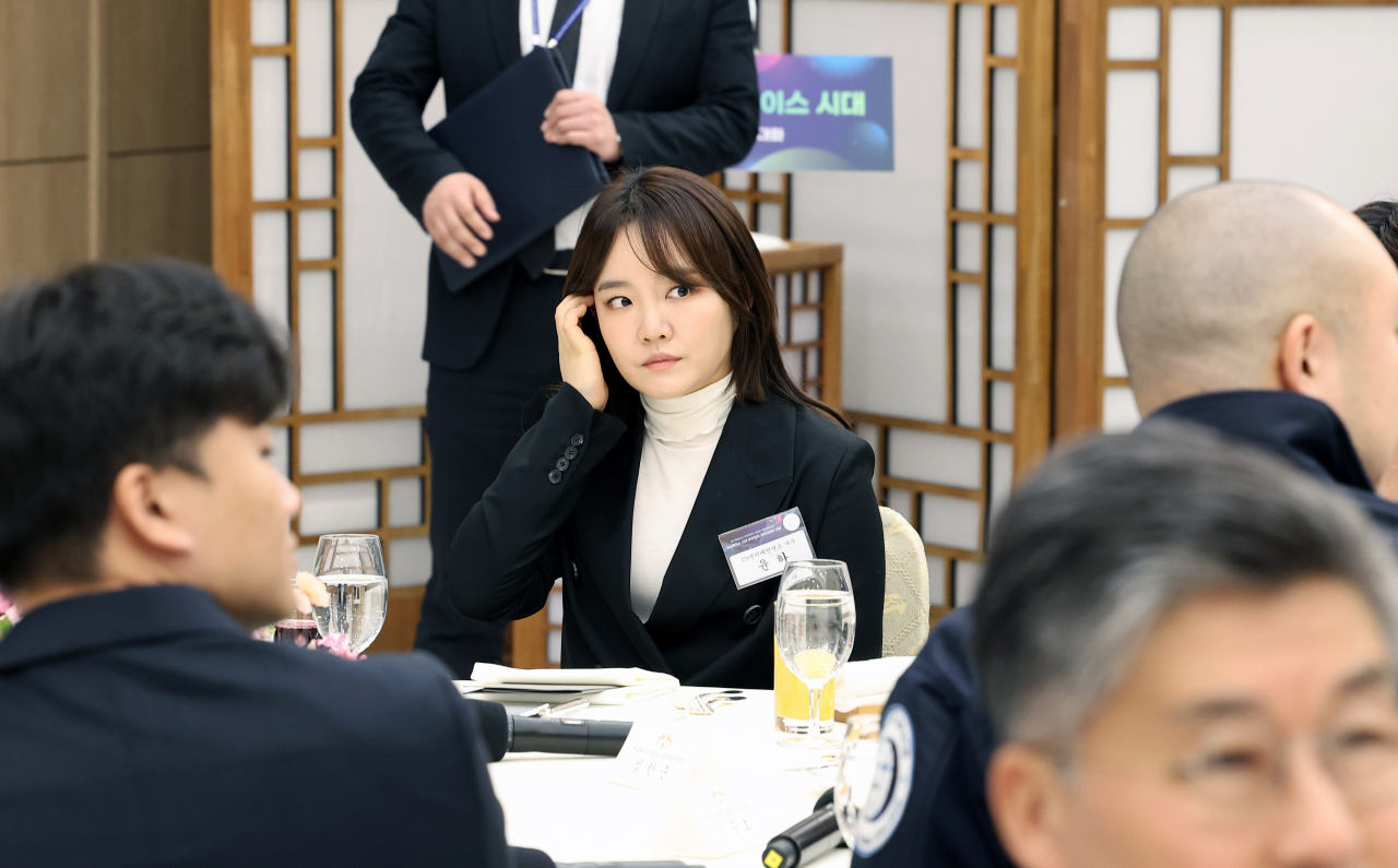 가수 윤하가 21일 서울 용산 대통령실 청사에서 열린 '꿈과 도전의 뉴스페이스 시대, 우주경제 개척자와의 대화'에 참석해 자리하고 있다. 윤석열 대통령은 이날 우주 분야 창업기업 및 투자사 관계자, 연구원, 학생 등 우주경제를 선도하고 있는 40여 명의 우주개척자들을 초청해 오찬 간담회를 함께 하며 격려했다. [연합]