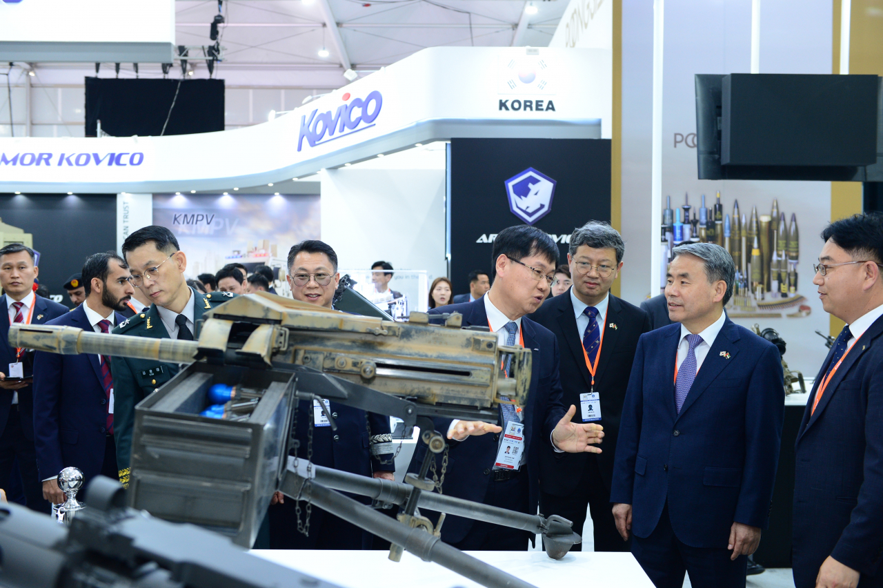아랍에미리트(UAE) 아부다비 국립전시센터(ADNEC)에서 열리는 ‘UAE 국제방산전시회’(IDEX 2023)에 29개 국내 방산업체들이 참가했다. 이종섭 국방부장관은 이날 전시장을 찾아 SNT모티브 부스 등을 둘러봤다. SNT모티브는 특수작전용 기관단총 STC-16과 K15, K16 기관총 등 각종 신형 소구경 화기류를 선보였다. [한국방위산업진흥회 제공]