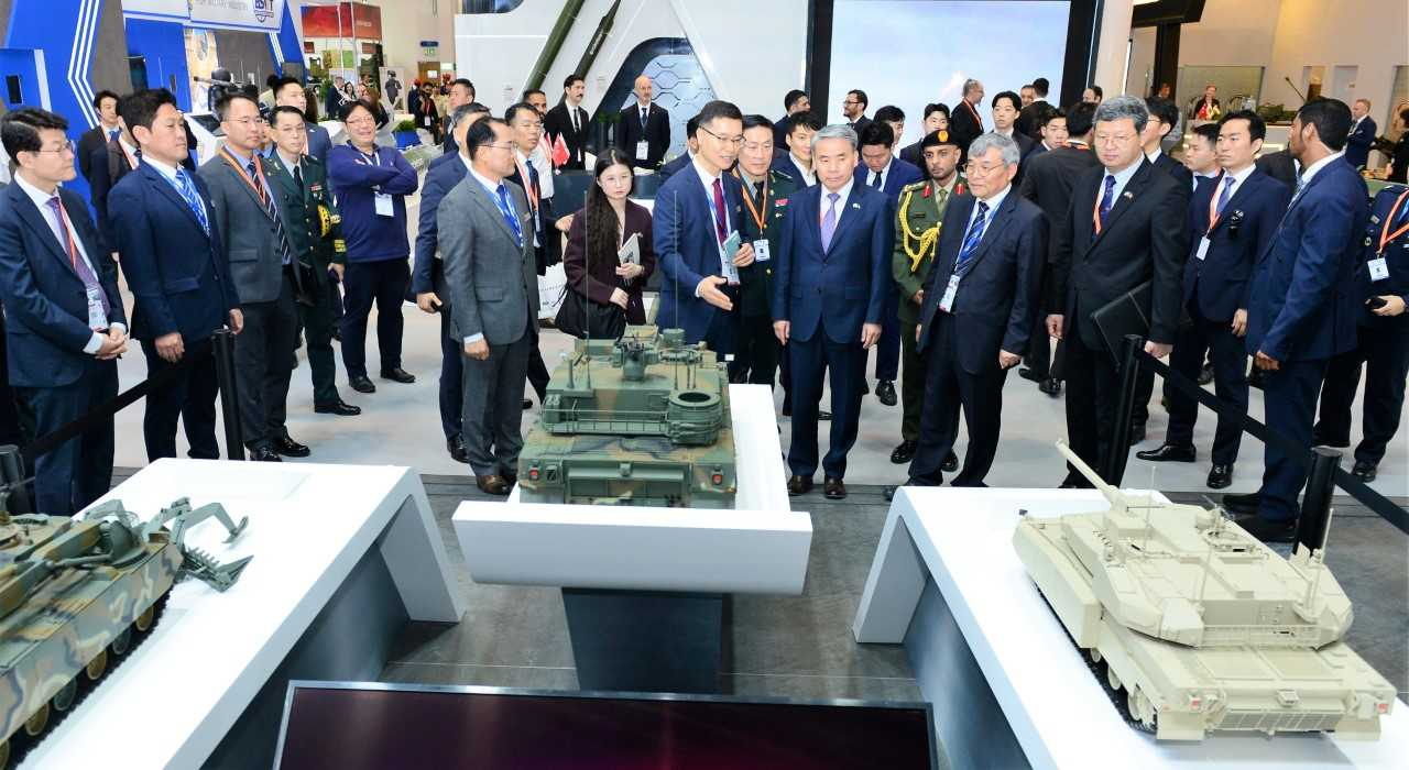 아랍에미리트(UAE) 아부다비 국립전시센터(ADNEC)에서 열리는 ‘UAE 국제방산전시회’(IDEX 2023)에 29개 국내 방산업체들이 참가했다. 이종섭 국방부장관이 전시회 현대로템 부스를 찾아 설명을 듣고 있다. [한국방위산업진흥회 제공]