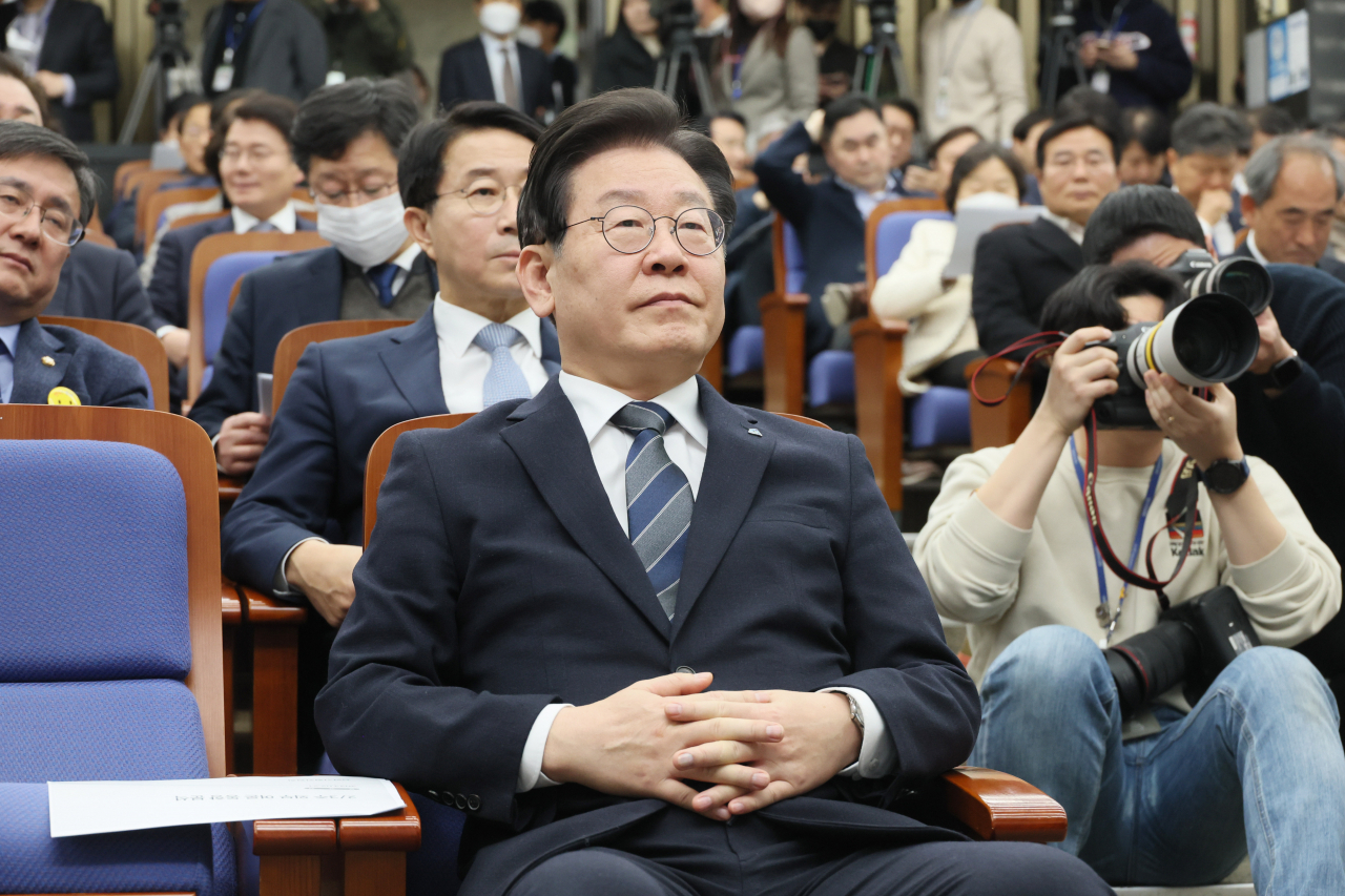 이재명 더불어민주당 대표가 21일 오후 국회에서 열린 의원총회에서 박홍근 원내대표의 발언을 경청하고 있다. [연합]